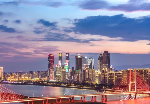 南昌贛江上空現壯美晚霞，如詩如畫